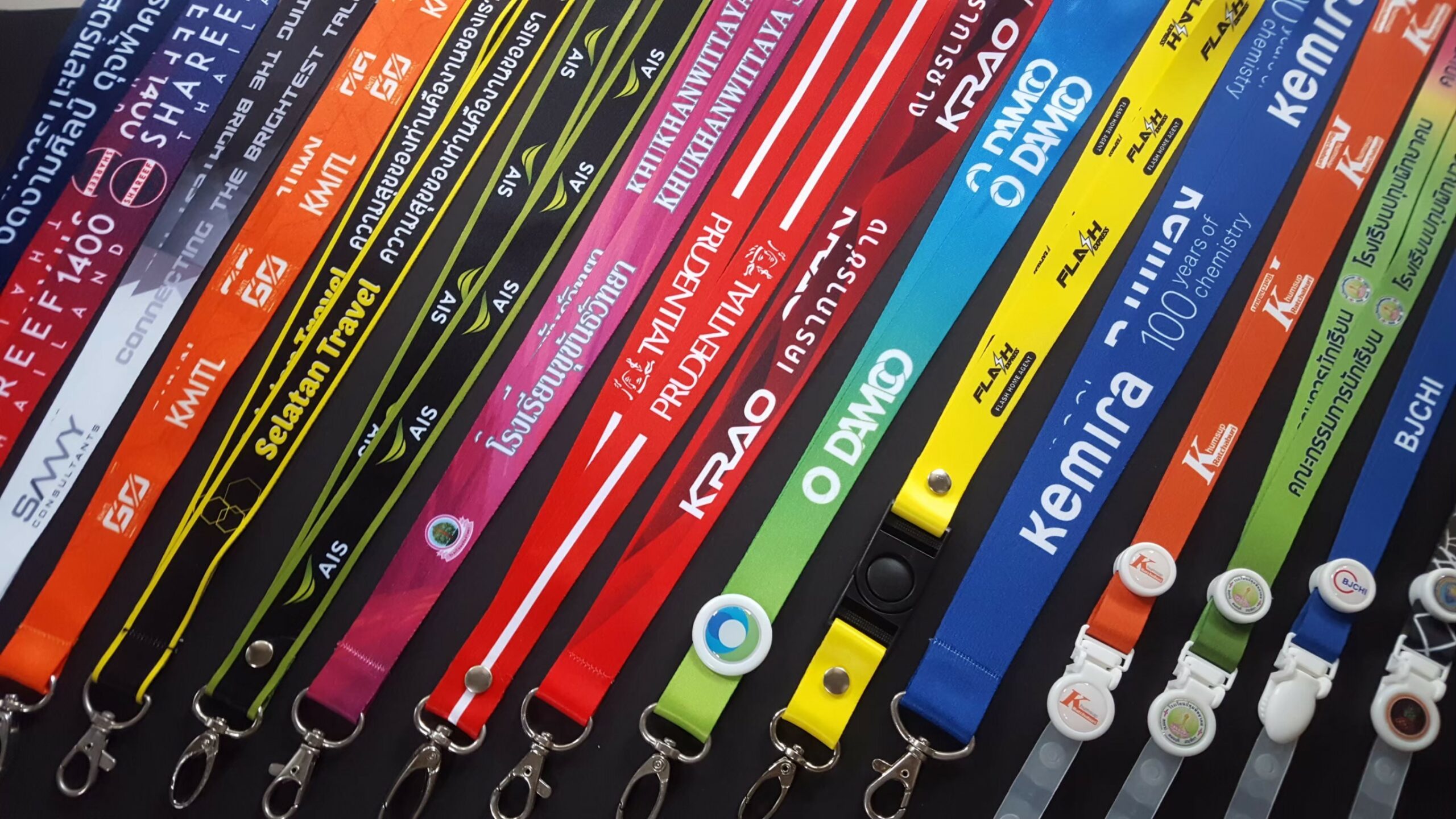 สายคล้องบัตร สายคล้องคอ สกรีนข้อความ ออกแบบสายคล้องสวย พิมพ์ชื่อบริษัท สายคล้องใส่โลโก้