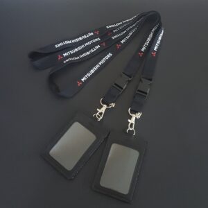 สายคล้องคอ สายคล้องบัตร สีดำ สกรีนชื่อ บริษัท ใส่โลโก้แบรนด์ ติดตัวปลดล็อคสาย(รีลิสฮุค) พร้อมซองหนังใส่บัตร