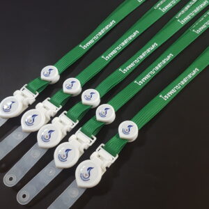 สายคล้องคอ สายคล้องบัตร สีเขียว สกรีนชื่อ ใส่โลโก้เรซิ่นทรงหยดน้ำ โรงพยาบาล