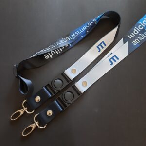 รับผลิต สายคล้องบัตรพนักงาน สายห้อยบัตร สอดสี พิมพ์ซับลิเมชั่น สีน้ำเงิน ติดตัวปลดล็อค รีลิสฮุค เข็มขัดปรับระดับ