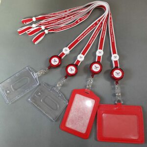 สายคล้องสกรีนชื่อบริษัท โยโย่ติดบัตร สีแดง โลโก้พันธุ์ธิดา