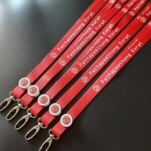 รับทำ สายคล้องบัตรสกรีนชื่อ สายห้อยคอ สอดสี พิมพ์ซับลิเมชั่น สีแดง