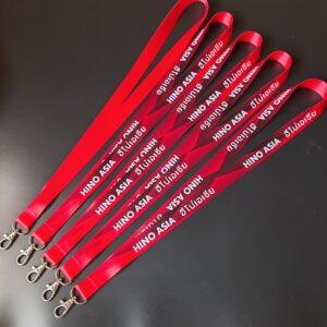 รับผลิต สายคล้องบัตรพนักงาน สายห้อยบัตร สอดสี พิมพ์ซับลิเมชั่น ลายกราฟฟิค สีแดง
