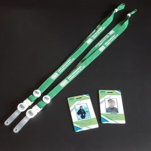 สายคล้องบัตร สกรีนชื่อบริษัท สีเขียว พิมพ์ระบบซับลิเมชั่น พร้อมบัตรพนักงาน เจาะรู บัตร์คีย์การ์ดผ่านประตู หนาพิเศษ 1.8 มม.