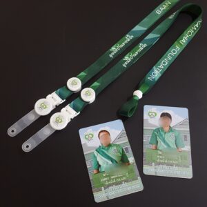 สายคล้องบัตร สีเขียว พิมพ์ระบบซับลิเมชั่น พร้อมบัตรประจำตัวเจ้าหน้าที่มูลนิธิ