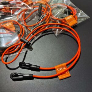 สายคล้องแมสยางยืดสีส้ม ติดป้ายลาเบลพิมพ์โลโก้