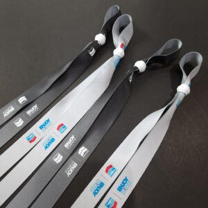 สายคล้องแมส ไล่สีเทาดำ พิมพ์โลโก้ Chevron ขนาด 15 มม. พิมพ์ซับลิเมชั่น