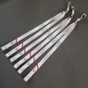 สายคล้องแมสสีเทาเงิน สกรีนโลโก้ AIA ขนาด 15 มม. พิมพ์ซับลิเมชั่น สำหรับเป็นของที่ขวัญปีใหม่แจกลูกค้า