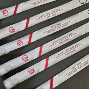 สายคล้องแมสสีเทาเงิน สกรีนโลโก้ AIA ขนาด 15 มม. พิมพ์ซับลิเมชั่น สำหรับเป็นของที่ขวัญปีใหม่แจกลูกค้า