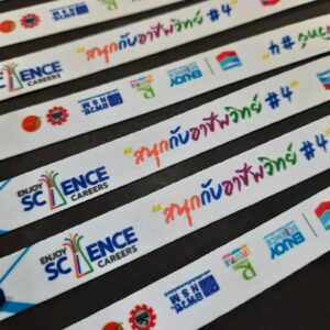 สายคล้องแมสซับลิเมชั่น สีขาว สกรีนโลโก้ Chevron ของที่ระลึกงานประชุมสัมมนา