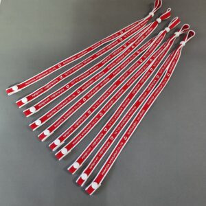 สายคล้องแมส ผ้ารุ่นทูโทน 2 สีแดงขอบขาว ซิลค์สกรีนโลโก้บริษัท ชื่อหน่วยงาน หรือทำเป็นของชำร่วย