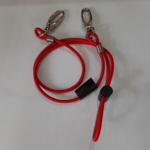 สายคล้องแมสยางยืดสีแดง ติดป้ายลาเบลพิมพ์โลโก้