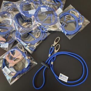 สายคล้องแมสยางยืดสีน้ำเงิน ติดป้ายลาเบลพิมพ์โลโก้บริษัท คปภ. แพคซองใส