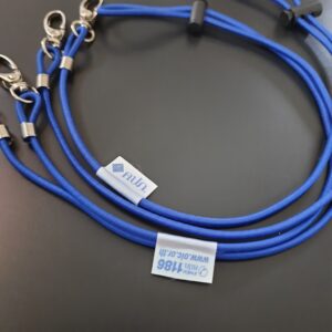 สายคล้องแมสยางยืดสีน้ำเงิน ติดป้ายลาเบลพิมพ์โลโก้บริษัท คปภ.