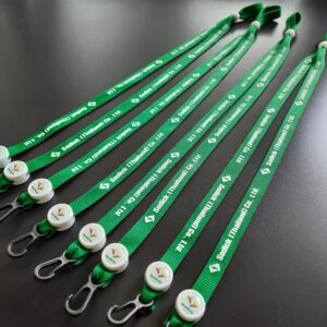 สายคล้องแมส สีเขียว สกรีนชื่อบริษัท Sodick ติดโลโก้เรซิ่นกลม