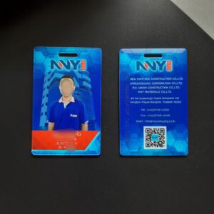 บัตรพนักงาน บริษัท พิมพ์บัตรพลาสติกแข็ง 4 สี เจาะรูห้อยบัตร สีเแดง สีน้ำเงิน บัตรพนาพิเศษ 1.8 มม. QR Code พร้อมเงื่อนไขการใช้งานหลังบัตร ภาษาอังกฤษ