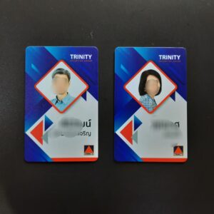 พิมพ์บัตรพนักงาน ระบบยูวี บนบัตรพฃาสติกแข็ง PVC ออกแบบบัตรพนักงาน สีน้ำเงิน แดง