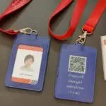 สกรีนซองหนังPU สีน้ำเงิน พิมพ์ 4 สี คมชัด QR code สำหรับชำระเงินหรือLINE บนซองใส่บัตรพนักงานพร้อมสายคล้องคอสีแดง