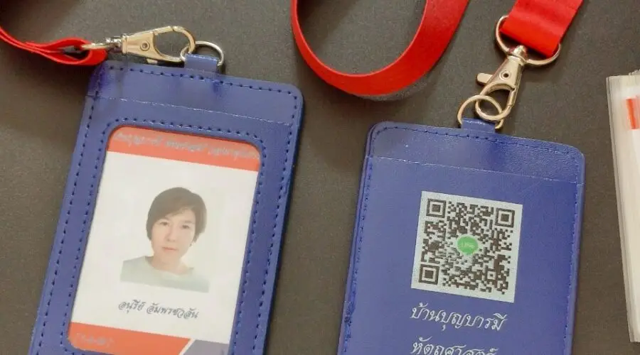 สกรีนซองหนังPU สีน้ำเงิน พิมพ์ 4 สี คมชัด QR code สำหรับชำระเงินหรือLINE บนซองใส่บัตรพนักงานพร้อมสายคล้องคอสีแดง