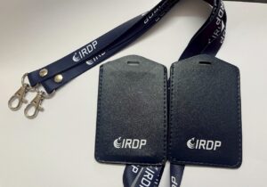 ซองหนังสีกรมท่าใส่บัตรพนักงาน ซองใส่บัตรสกรีนโลโก้ IRDP พร้อมชุดสายคล้องคอ