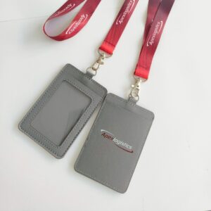 สกรีนซองหนังใส่บัตรสีเทา สกรีนโลโก้บริษัทlogistic พร้อมสายคล้องบัตรพนักงาน